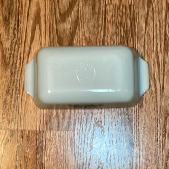 VINTAGE ANCHOR HOCKING FIRE KING MILK GLASS W/BLUE CORNFLOWER LOAF PAN - Picture 3 of 8